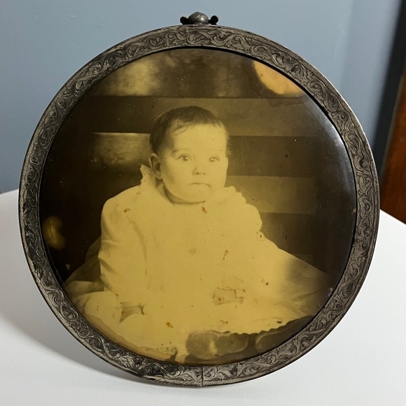 Antique Tintype Victorian Baby Photo in Ornate Round Picture Frame - Picture 10 of 14